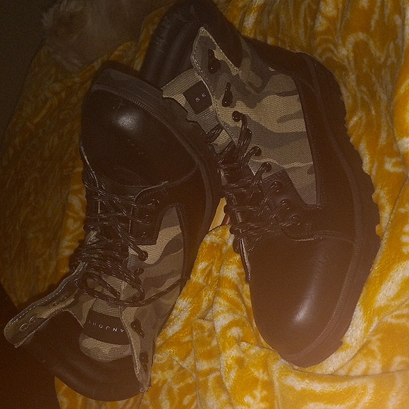 sean john combat boots like new. only worn a few times size 11 - Picture 3 of 3